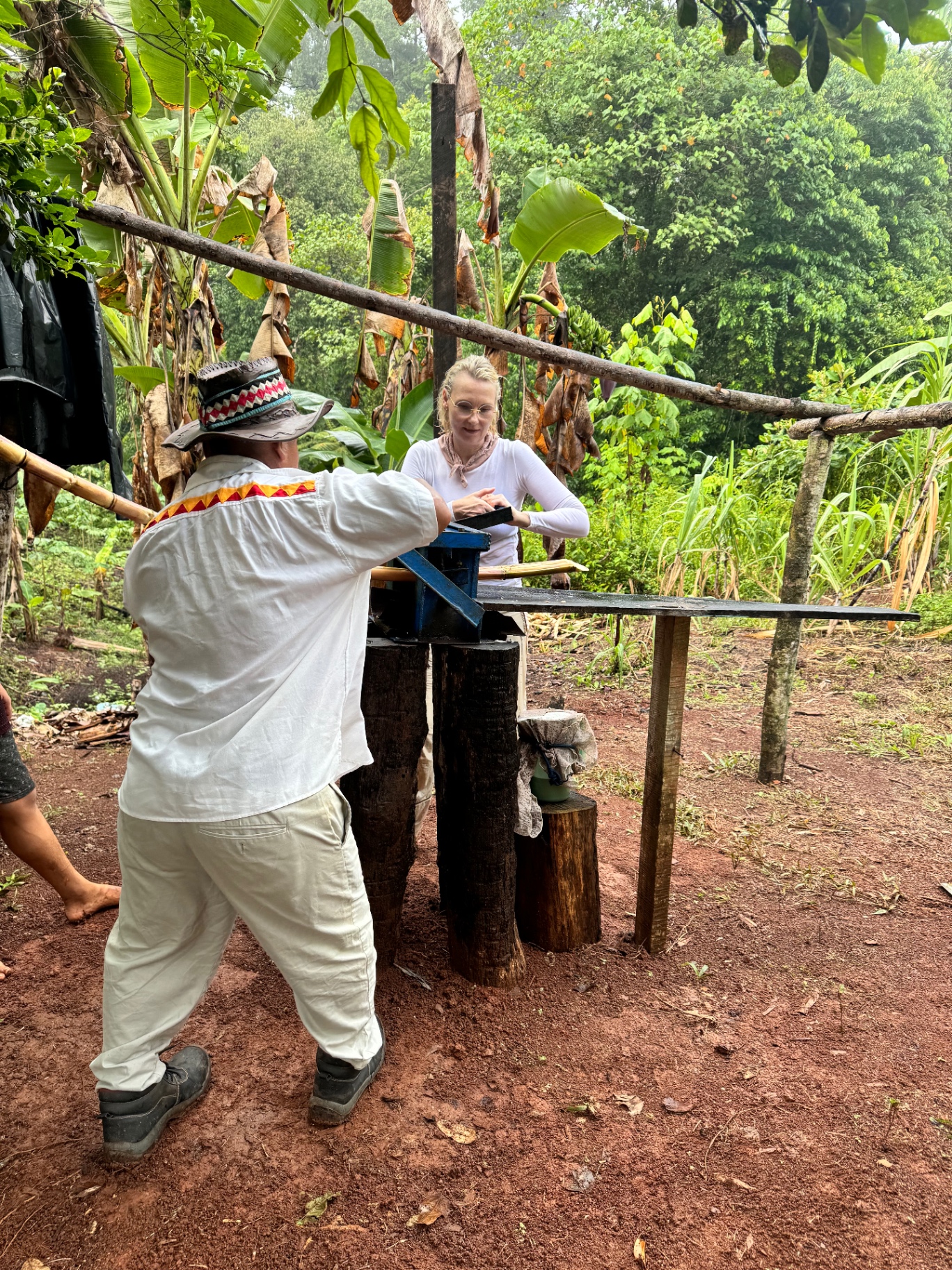 Kathrin with a Ngäbe-Buglé elder pressing fresh sugarcane in the jungle.